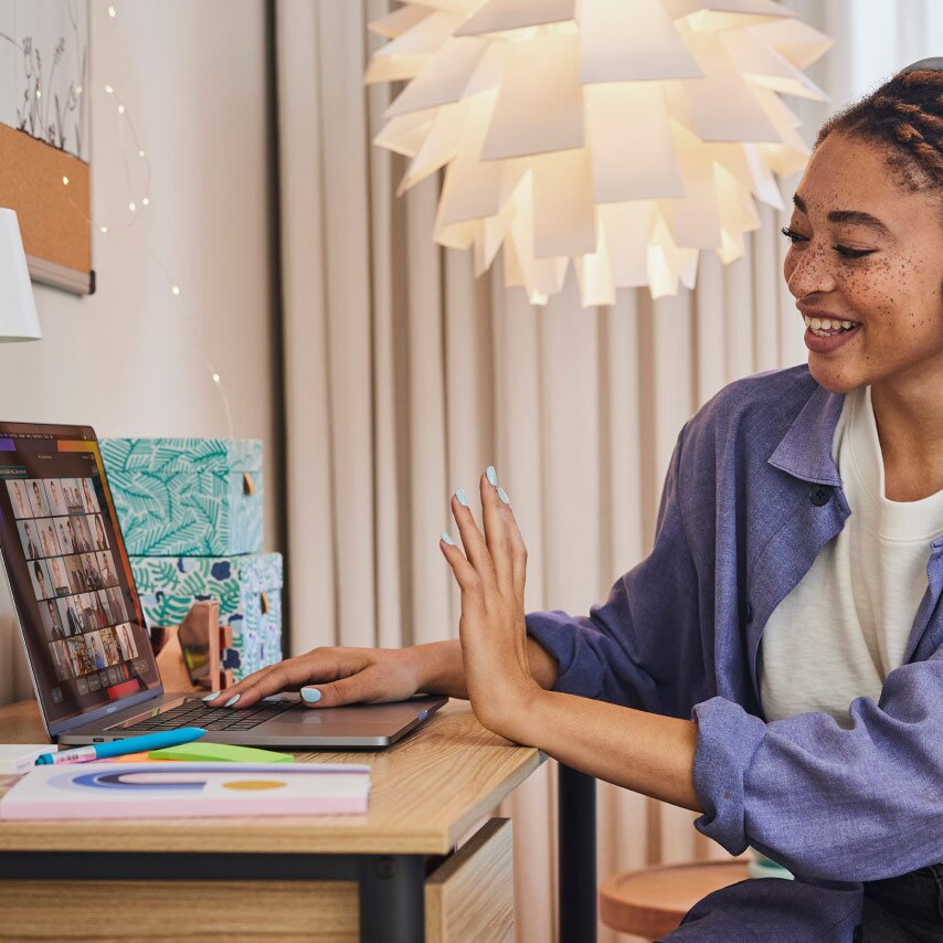 Student uses gesture recognition feature in Webex Meetings